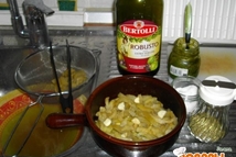 Шаг 2: Очистите баклажаны и нарежьте небольшими …