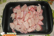 Шаг 1: Рыбу почистить и нарезать на …