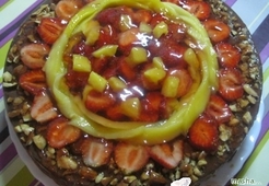 Шоколадный торт с клубникой и миндалем