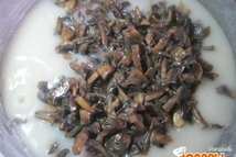 Шаг 7: Затем всыпать грибы с луком. …