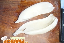 Шаг 2: Отвариваем в кипящей воде кальмара …