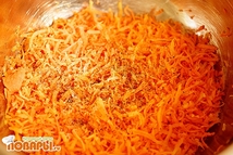 Шаг 2: Натираем морковь на терке, например …