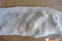 Шаг 2: Тесто раскатываем в форме удлиненных …