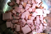 Шаг 1: Нарезаем вареную колбасу небольшими кубиками, …