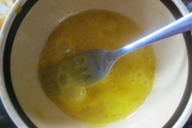 Шаг 2: 3 яйца отварить. 1 яйцо …