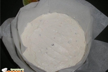 Шаг 6: В миске смешать творог, крем …