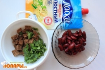 Шаг 3: Соединяем сухарики, фасоль, кинзу, чеснок, …