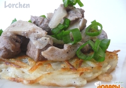 Рецепт: Свинина с грибами на картофельном блине