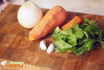 Шаг 1: Подготовим все ингредиенты, лук, морковь …