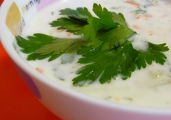 Рецепт: Холодный кефирный суп с овощами