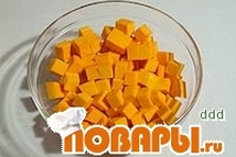 Шаг 3: Мякоть тыквы нарежьте кубиками.