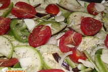 Шаг 3: Выложить овощи в смазанную оливковым …