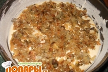 Шаг 7: Выложить луково-мясную начинку.