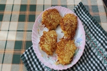 Шаг 3: На хорошо разогретую сковороду выкладываю …