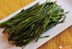 Салат из стеблей зелени