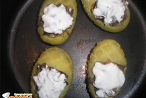 Шаг 4: Начиняем лапти, смазываем сметаной и …