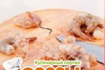 Шаг 1: Креветки очистить от панциря, удалить …