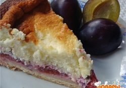 Рецепт: Сметанный пирог со сливой