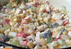 Рецепт: Салат с кукурузой и крабовыми палочками
