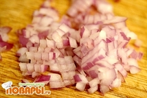 Шаг 3: Красного лука нам понадобится немного, …