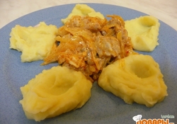 Рецепт: Гуляш со сметаной и квашенной капустой 