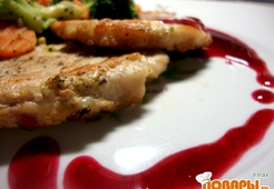 Отбивные с брусничным соусом