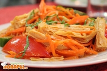 Шаг 3: Перемешайте и залейте разогретым маслом, …