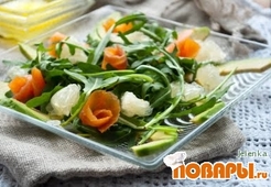 Лёгкий салат с помело, авокадо и лососиной