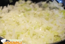 Шаг 1: Лук мелко порезать и обжарить …