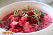 Шаг 3: Смешиваем картофель, зелень, редис, огурцы, …