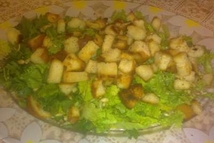 Шаг 3: Листья салата порезать Сыр крупно …