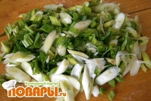 Шаг 4: Мелко рубим зеленый лук.