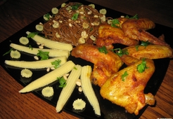 Острые куриные крылья с гречневой лапшой и кукурузой