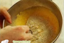 Шаг 2: Введите просеянную муку, не переставая …