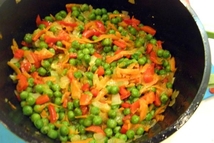 Шаг 2: Добавляем горошек и протушиваем еще …