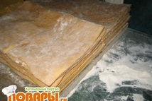 Шаг 3: Раскатываем тесто прямоугольной формы на …