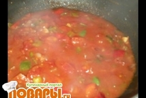 Шаг 3: На вытопленном жиру обжариваем лук …