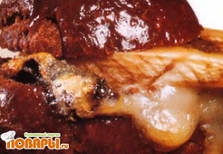 Шоколадные профитроли с рокфором и бананами