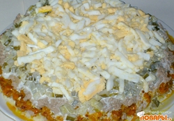 Рецепт: Салат слоеный  со свиной печенью