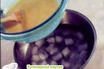 Шаг 5: Перелейте крем во вторую миску, …