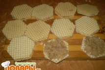 Шаг 3: Коржи перемазываем, словно делаем бутерброд, …