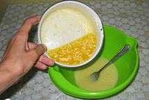 Шаг 3: Добавляем растопленное и охлаждённое сливочное …