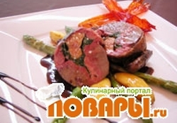 Рецепт: Голубь фаршированный фуа-гра, шпинатом с соусом «Pigeon»