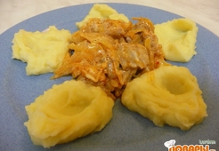 Гуляш со сметаной и квашенной капустой 