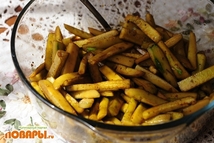 Шаг 4: еперь огурчики нужно заправить специями. …