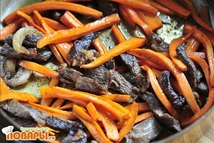 Шаг 3: Как только говядина размягчится и …