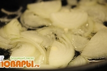 Шаг 1: Лук порезать полукольцами и выложить …