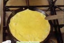 Шаг 5: Поворачивайте сковородку, чтобы тесто равномерно …