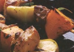 Рецепт: Шашлык из свинины с яблоками и кабачком