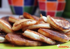 Оладьи сладкие на кефире с сиропом шиповника